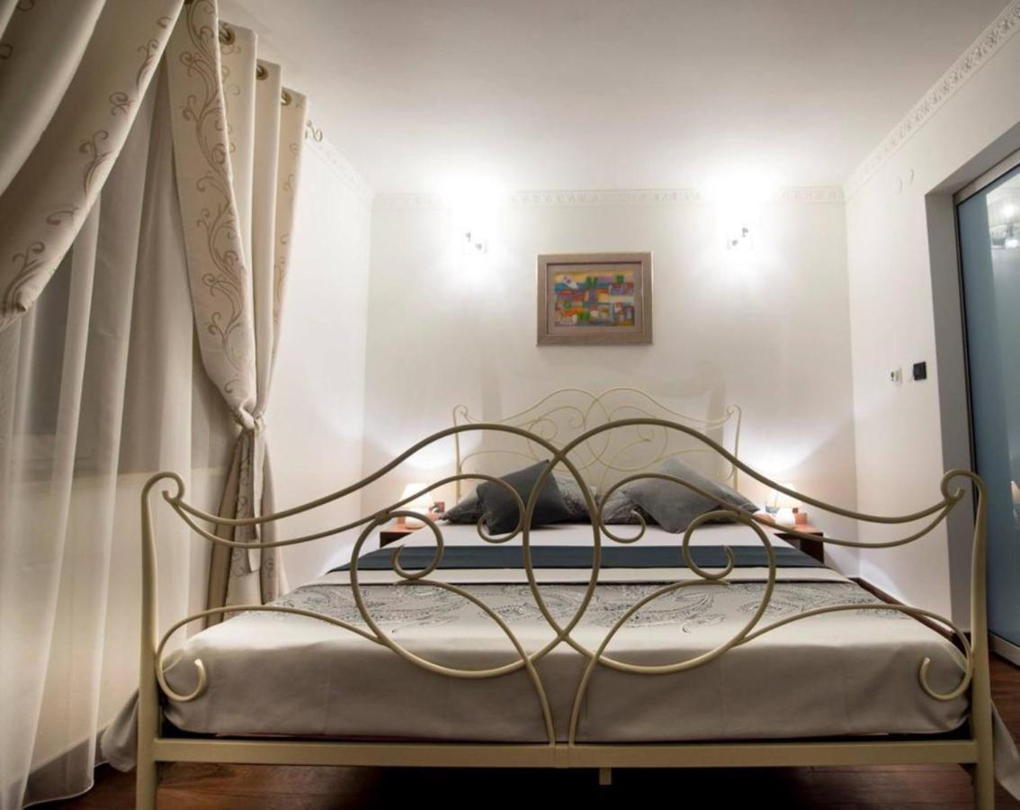 Impeccable 1-bed In Center Of