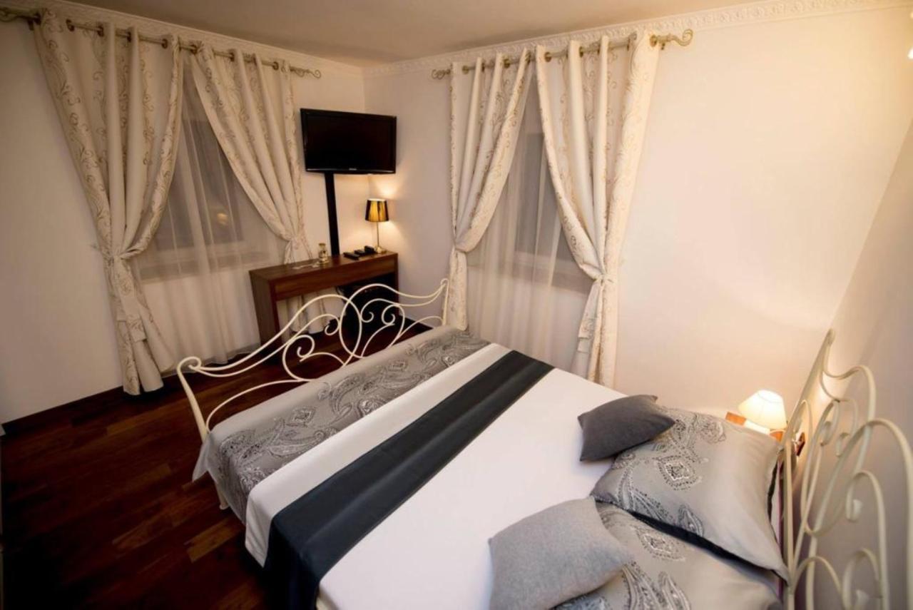 Impeccable 1-bed In Center Of * Split