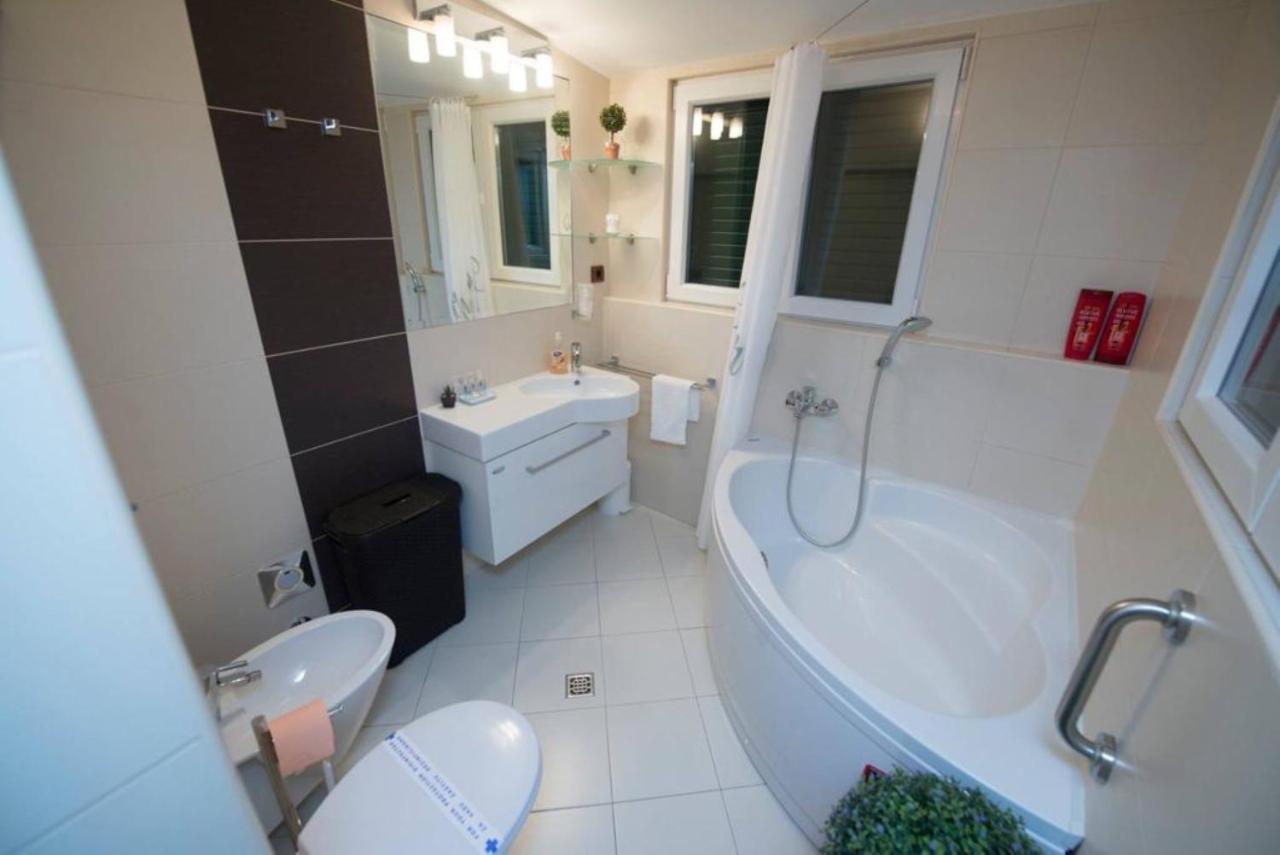 Impeccable 1-bed In Center Of *
